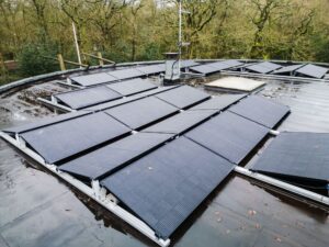 Saulės elektrinė verslui: kaip sumažinti energijos sąnaudas ir apskaičiuoti atsipirkimą?